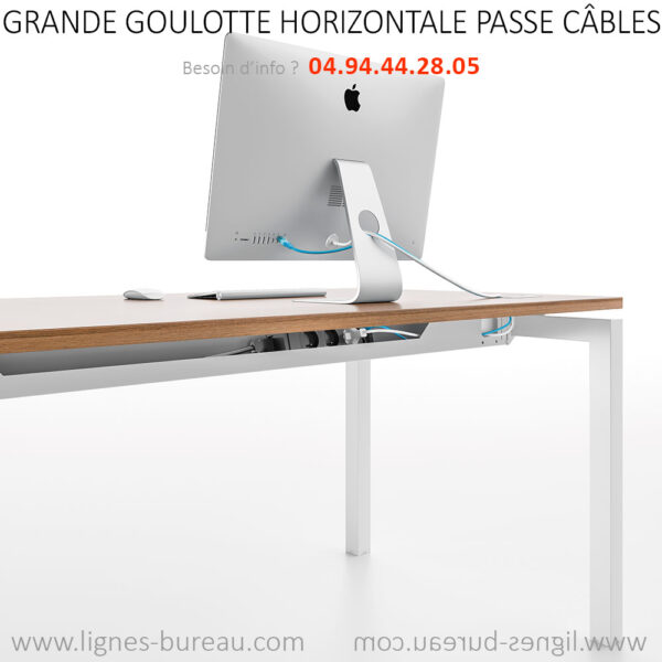 Le bureau Manager est équipé d’une grande goulotte horizontale