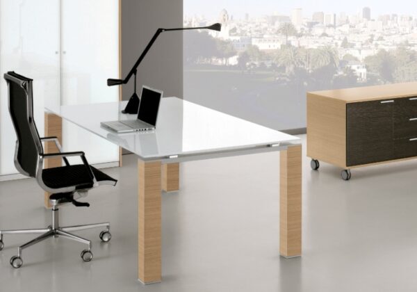 Bureau direction design en verre blanc et pieds bois, Cube-glass