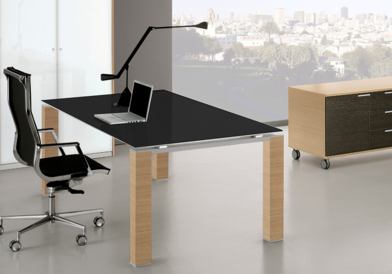 Tegen de wil Sluiting Thuisland Bureau direction verre noir avec pieds bois, design, Cube-Glass - Mobilier  de bureau professionnel