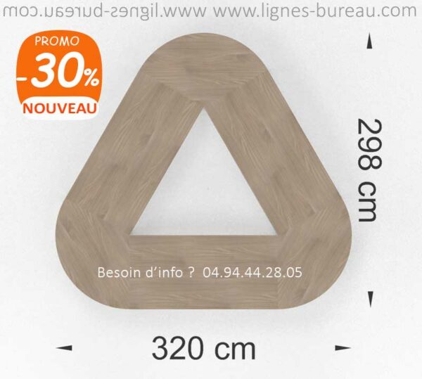 Cette grande table de réunion triangulaire SUN mesure 320 x 298 cm